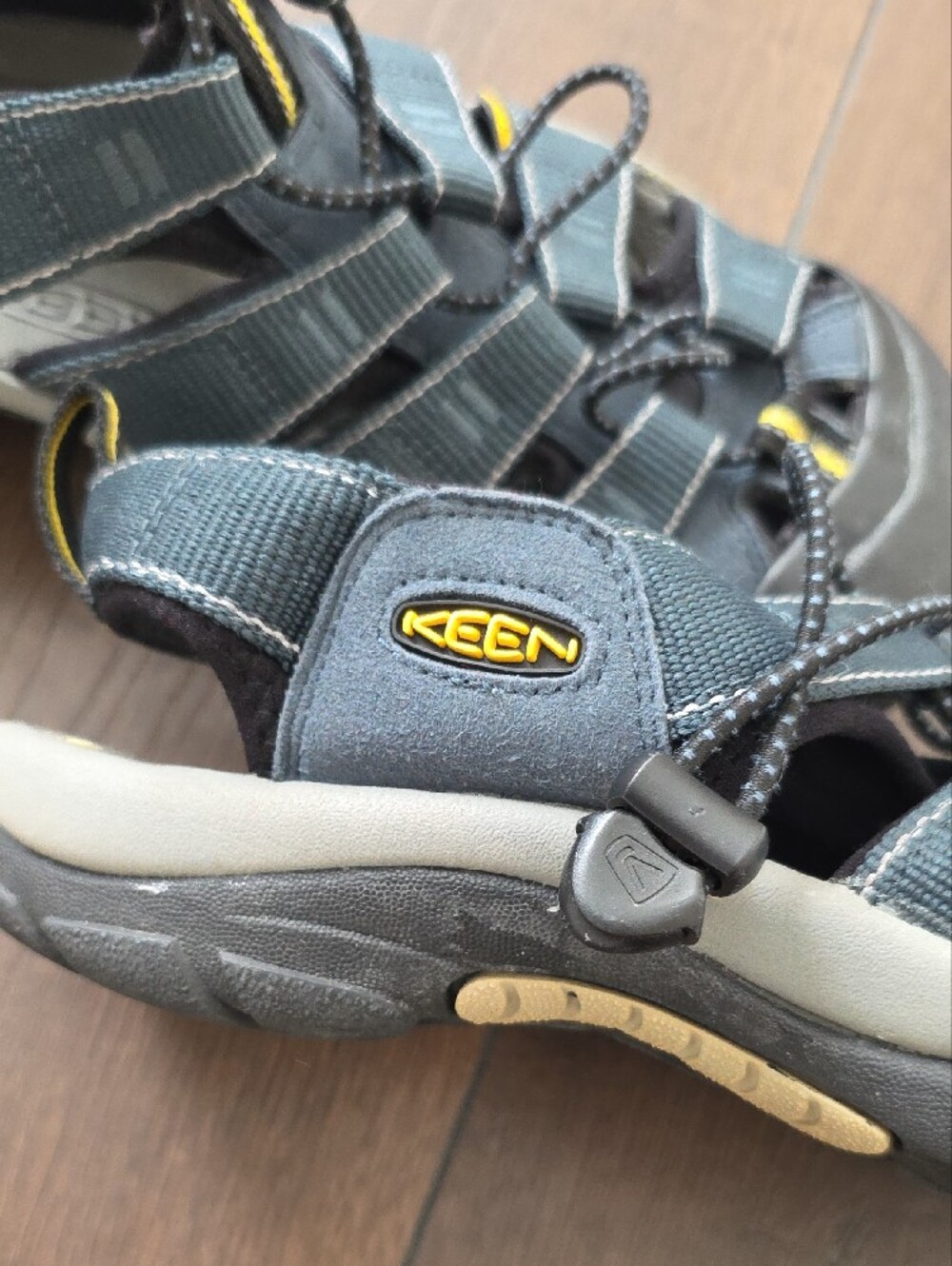 Keen men's closed-toe sport sandals in navy with yellow accents Size 9.5 - Picture 3 of 6